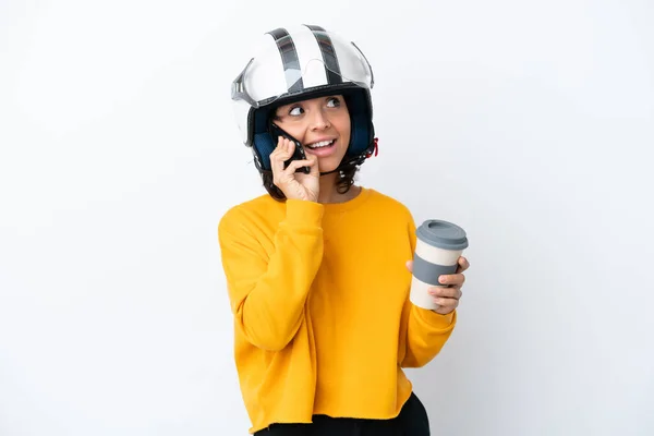 バイク用ヘルメット保持コーヒーと携帯電話を持つ女性 — ストック写真