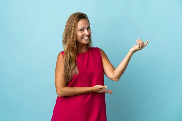 Mujer Brasileña Mediana Edad Aislada Sobre Fondo Azul Extendiendo Las —  Fotos de Stock