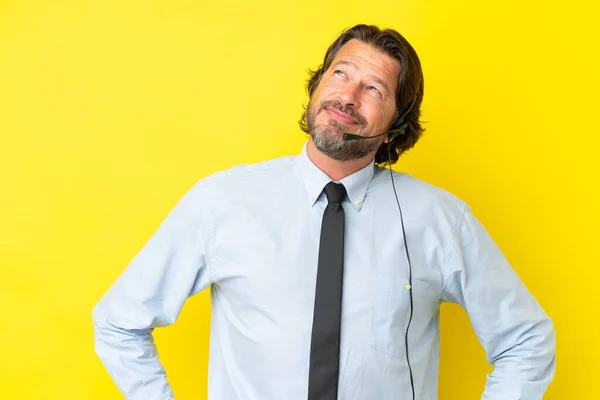 Telemarketer Holenderski Człowiek Pracuje Zestawu Słuchawkowego Izolowane Żółtym Tle Pozowanie — Zdjęcie stockowe