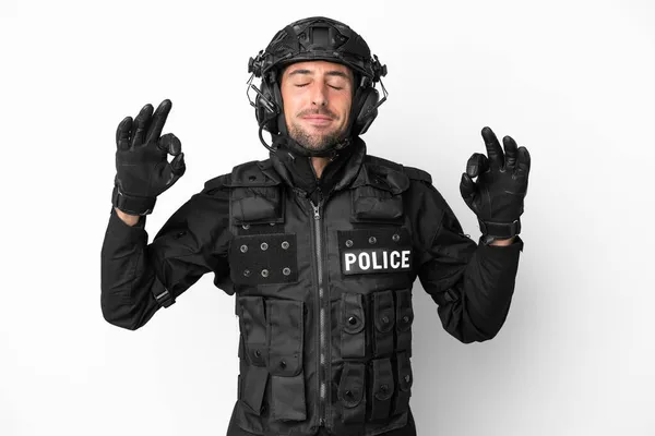 Swat Hombre Caucásico Aislado Sobre Fondo Blanco Pose Zen —  Fotos de Stock