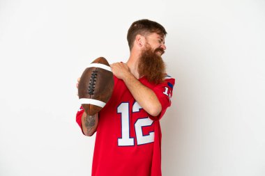 Beyaz arka planda ragbi oynayan, beyaz tenli, beyaz tenli, beyaz, beyaz, beyaz bir adam, omuz ağrısından muzdarip.