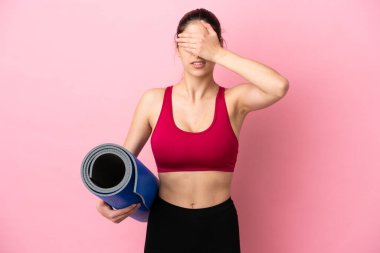 Genç beyaz kadın yoga derslerine giderken elinde gözleri kapayan bir minder tutuyordu. Bir şey görmek istemiyorum.