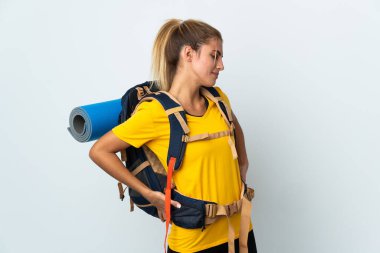 Sırt ağrısı çeken, büyük bir sırt çantası olan genç dağcı kadın, gayret gösterdiği için beyaz arka planda izole edilmiş.