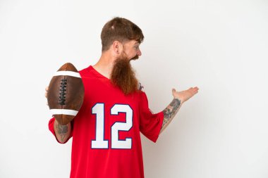 Beyaz arka planda ragbi oynayan beyaz tenli, beyaz tenli, beyaz bir adam.