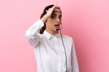 Genç tele pazarlamacı, izole edilmiş arka planda sürpriz jest yapıyor.