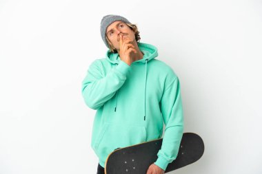 Genç patenci sarışın adam beyaz arka planda izole edildi.