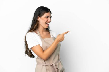 İzole edilmiş beyaz arka planda bir restoran garsonu parmak göstererek bir ürün sunuyor.