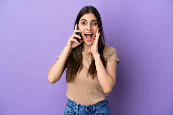 Mujer Joven Caucásica Usando Teléfono Móvil Aislado Sobre Fondo Púrpura — Foto de Stock