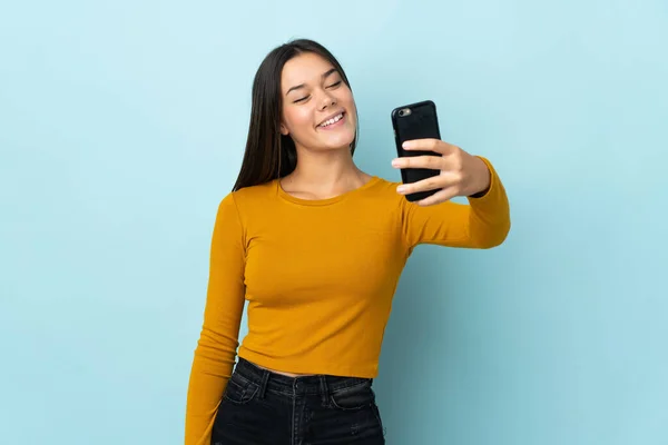 Adolescente Chica Aislado Azul Fondo Haciendo Selfie — Foto de Stock