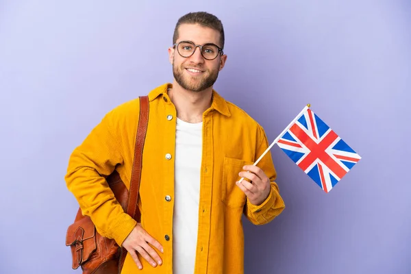 Mladý Běloch Drží Vlajku Spojeného Království Izolovanou Purpurovém Pozadí Pózuje — Stock fotografie