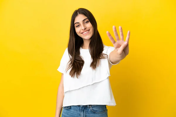 Sarı Arka Planda Izole Edilmiş Genç Beyaz Kadın Mutlu Parmakları — Stok fotoğraf