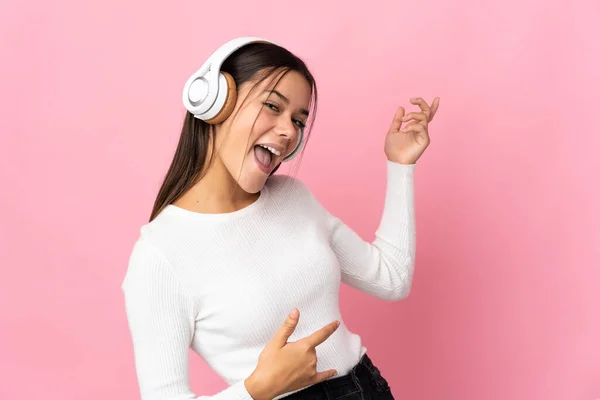 Teenager Mädchen Isoliert Auf Blauem Hintergrund Musik Hören Und Tun — Stockfoto