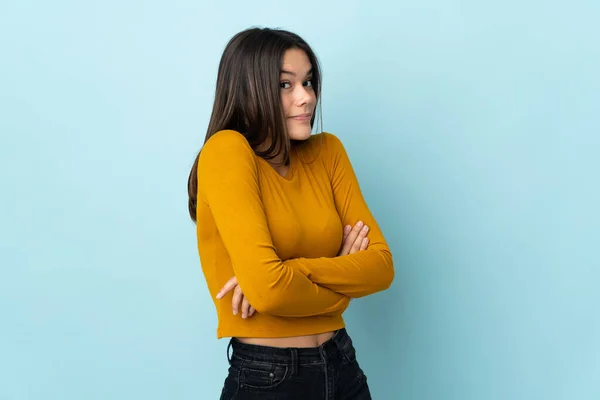 Adolescente Chica Aislada Sobre Fondo Azul Haciendo Gestos Dudas Mientras — Foto de Stock