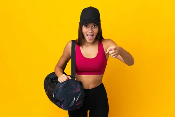 Adolescente Deporte Chica Con Bolsa Deporte Sorprendido Apuntando Frente —  Fotos de Stock