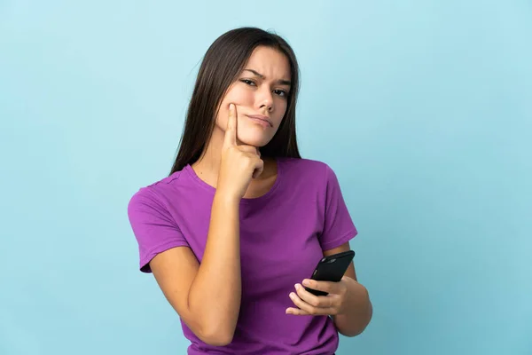Adolescente Chica Aislado Rosa Fondo Usando Teléfono Móvil Pensando — Foto de Stock