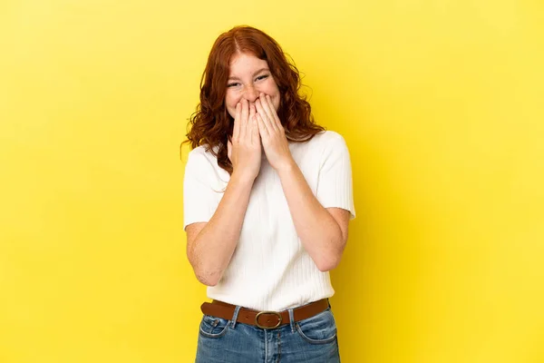 Teenager Načervenalé Žena Izolované Žlutém Pozadí Šťastný Usmívající Pokrývající Ústa — Stock fotografie