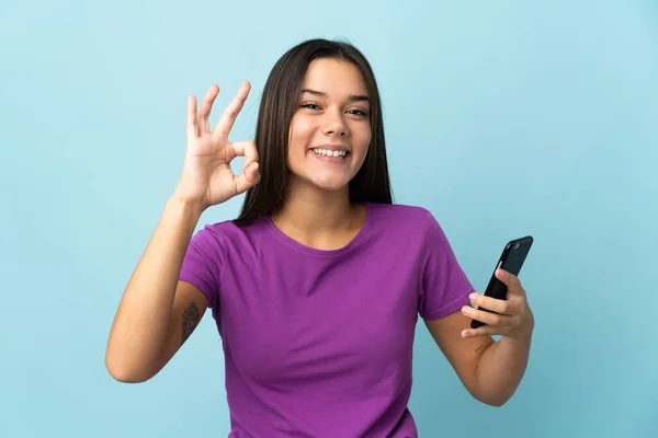 Ragazza Adolescente Isolato Sfondo Rosa Utilizzando Telefono Cellulare Facendo Segno — Foto Stock