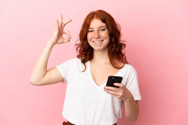Έφηβη Κοκκινωπή Γυναίκα Απομονωμένη Ροζ Φόντο Χρησιμοποιώντας Κινητό Τηλέφωνο Και — Φωτογραφία Αρχείου