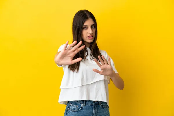 Νεαρή Καυκάσια Γυναίκα Απομονωμένη Κίτρινο Φόντο Νευρική Τεντώνοντας Χέρια Προς — Φωτογραφία Αρχείου
