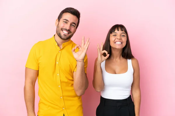 Casal Jovem Isolado Fundo Rosa Mostrando Sinal Com Dedos — Fotografia de Stock