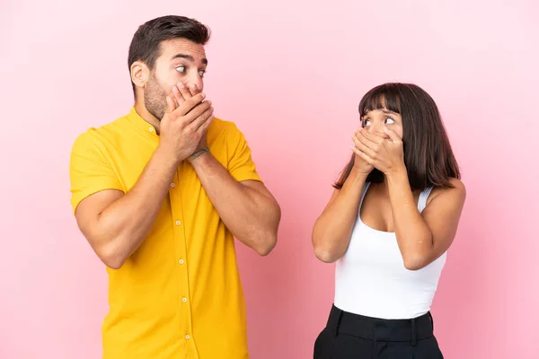Junges Paar Isoliert Auf Rosa Hintergrund Bedeckt Mund Mit Händen — Stockfoto