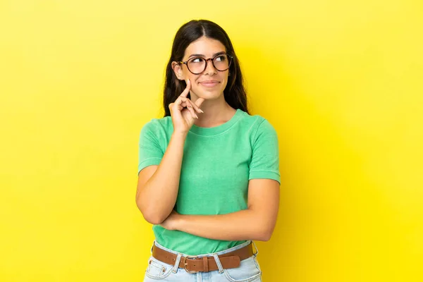 Young Caucasian Woman Isolated Yellow Background Thinking Idea While Looking — Stock Photo, Image