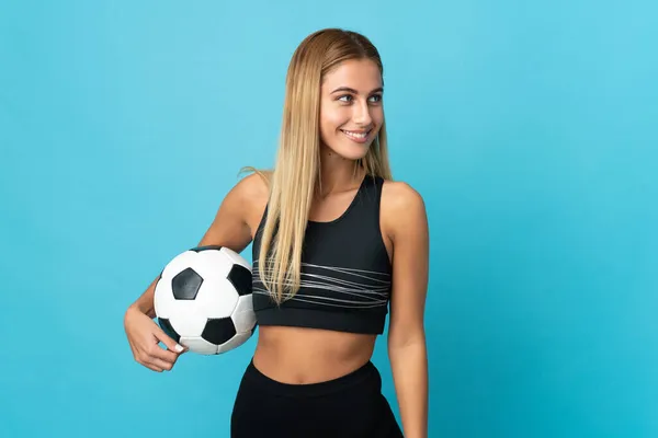 Mujer Rubia Joven Aislada Sobre Fondo Azul Con Pelota Fútbol — Foto de Stock