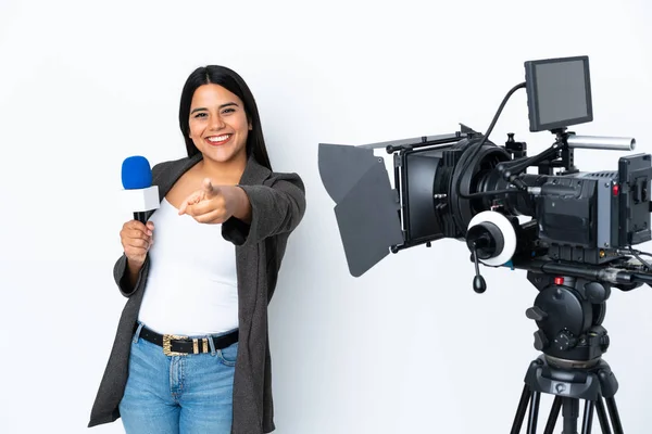 Repórter Colombiana Segurando Microfone Reportando Notícias Sobre Fundo Branco Fazendo — Fotografia de Stock