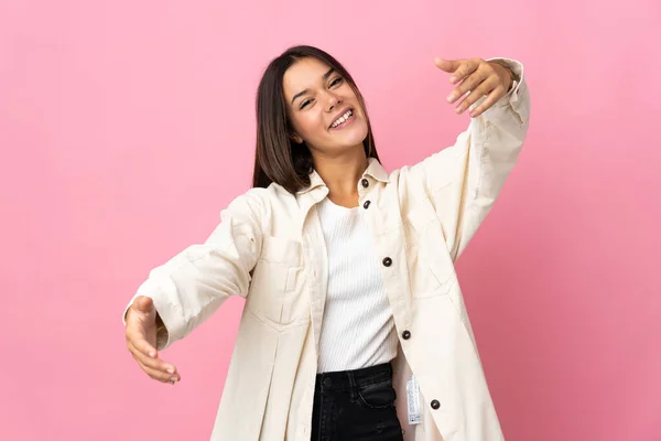 Tiener Meisje Geïsoleerd Roze Achtergrond Presenteren Uitnodigen Komen Met Hand — Stockfoto