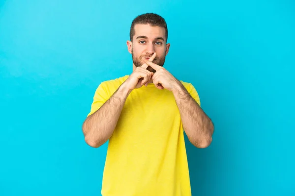 Joven Guapo Caucásico Aislado Sobre Fondo Azul Mostrando Gesto Silencio — Foto de Stock