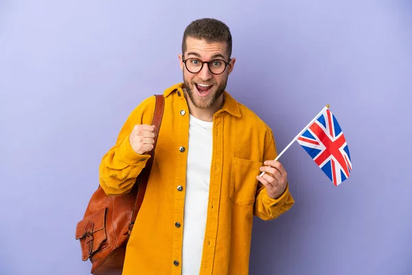 Mladý Běloch Drží Vlajku Spojeného Království Izolované Fialovém Pozadí Slaví — Stock fotografie