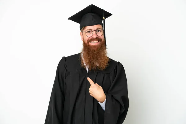 Jonge Universiteit Afgestudeerde Roodachtige Man Geïsoleerd Witte Achtergrond Met Verrassing — Stockfoto