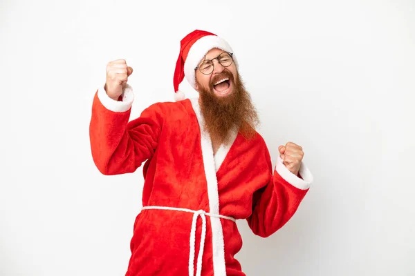 Röd Man Förklädd Till Jultomten Isolerad Vit Firar Seger — Stockfoto