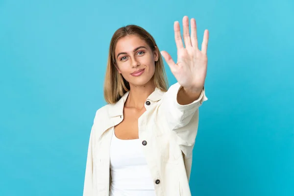 Young Blonde Woman Isolated Blue Background Counting Five Fingers — Stock Photo, Image