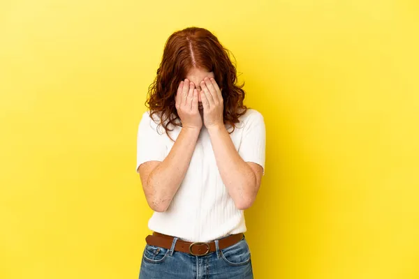 Adolescente Mulher Avermelhada Isolado Fundo Amarelo Com Expressão Cansada Doente — Fotografia de Stock