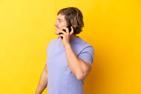 Guapo Hombre Rubio Aislado Sobre Fondo Amarillo Manteniendo Una Conversación —  Fotos de Stock