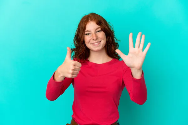 Teenager Rötliche Frau Isoliert Auf Blauem Hintergrund Zählen Sechs Mit — Stockfoto