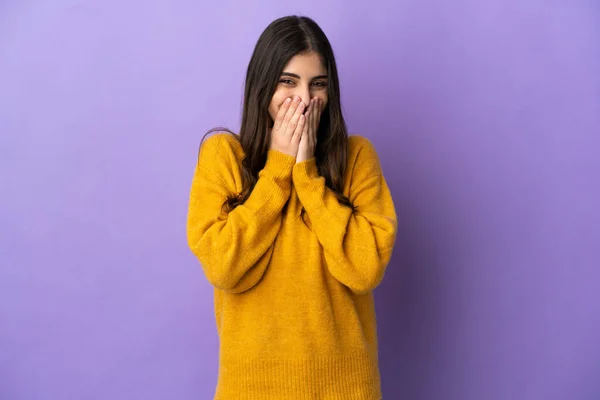 Jonge Kaukasische Vrouw Geïsoleerd Paarse Achtergrond Gelukkig Glimlachende Bekleding Mond — Stockfoto