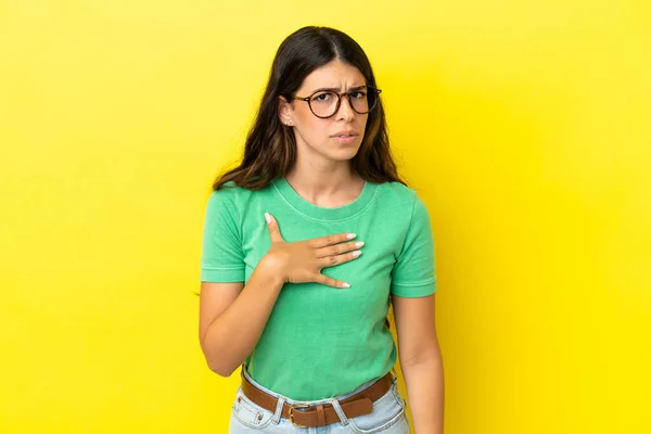 Giovane Donna Caucasica Isolata Sfondo Giallo Che Punta Stessi — Foto Stock