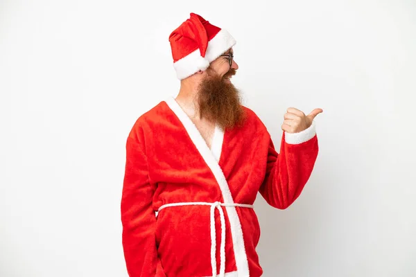 Hombre Rojizo Disfrazado Santa Claus Aislado Blanco Apuntando Hacia Lado —  Fotos de Stock