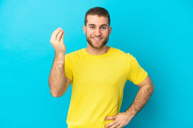 Mavi arka planda izole edilmiş yakışıklı beyaz adam İtalyan jestleri yapıyor.