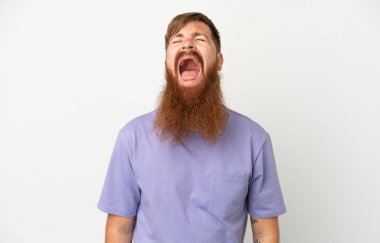 Beyaz arka planda izole edilmiş, ağzı açık bir şekilde öne doğru bağıran genç, kırmızı beyaz bir adam.