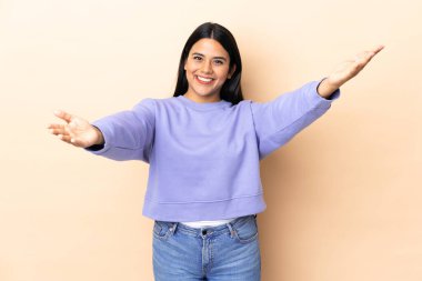 Soyutlanmış geçmişi olan genç Latin bir kadın sunar ve davet eder.