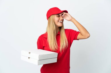 Pizzacı kadın elinde beyaz arka planda izole edilmiş bir pizza tutuyor ve bir şeyin farkına varıyor.