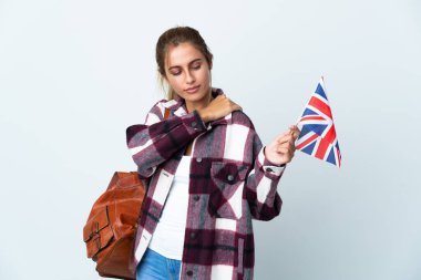İngiliz bayrağını tutan genç bir kadın, beyaz arka planda izole edilmiş, omuz ağrısından muzdarip, gayret gösterdiği için.