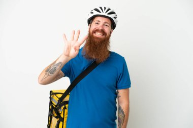 Termal sırt çantalı genç beyaz adam Don White 'ı izole et ve parmaklarıyla dörde kadar say.