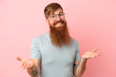 Kırmızımsı beyaz adam pembe arka planda izole edilmiş mutlu ve gülümsüyor.