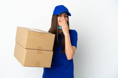 Beyaz arka planda izole edilmiş beyaz kadın. Mutlu ve gülümseyen ağızlı.