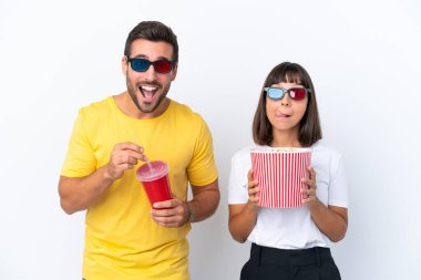 Beyaz arka planda 3 boyutlu gözlüklü ve elinde patlamış mısırla yaşayan genç bir çift.