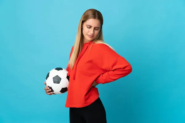 Joven Futbolista Mujer Aislada Sobre Fondo Azul Sufriendo Dolor Espalda —  Fotos de Stock